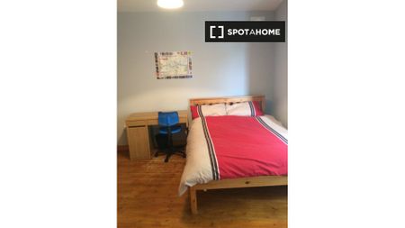 Room for rent in 4-bedroom apartment in Glasnevin, Dublin - Photo 3