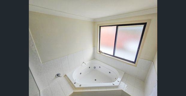 Furnished Private Bedrooms Available in A Luxurious House Near Quakers Hill Station! ( Shared House) - Photo 1