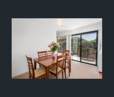 Townhouse with Ducted R/C Air Conditioning - Photo 3