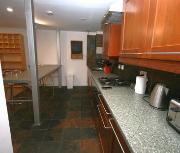 Dalintober Street, Luxury Fully Furnished 2 Bed – Available 10/11/2025 - Photo 2