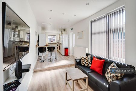 1 bedroom in a house share to rent - Photo 2