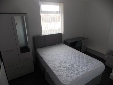 9 bedroom private hall to rent - Photo 2