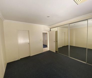 Stunning Mandurah Marina location, enjoy the holiday lifestyle year round!! - Photo 4