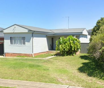 Neat And Tidy 3 Bedroom Home With A Sunroom!! - Photo 3