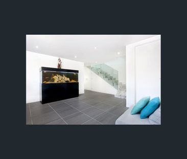 FULL BRICK CONTEMPORARY DESIGNED HOME IN PRIME LOCATION - Photo 2