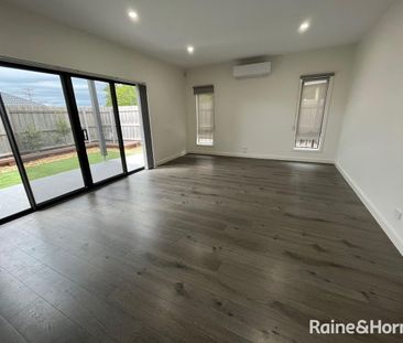 Modern 3 Bedroom 2 Bathroom Unit - Photo 1