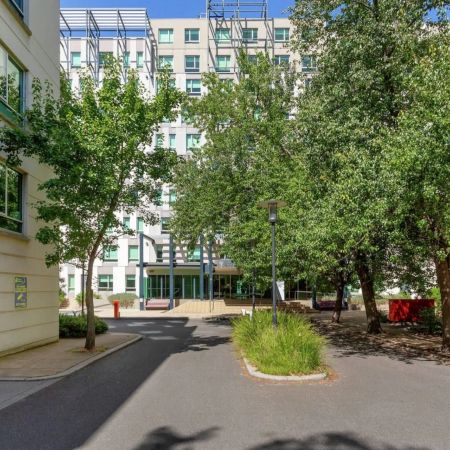 Fully Furnished One-Bedroom Apartment in a Prime University Precinct - Photo 4