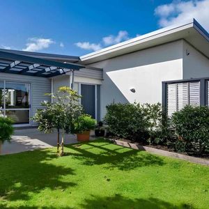 One Tree Point UNFURNISHED - Photo 3