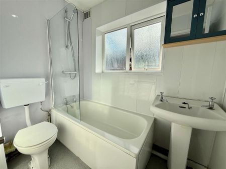 3 bedroom flat to rent - Photo 5