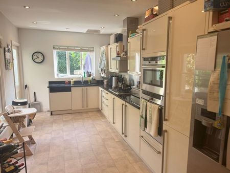 4 Bed Terraced House, Lavenham Road, SW18 - Photo 2