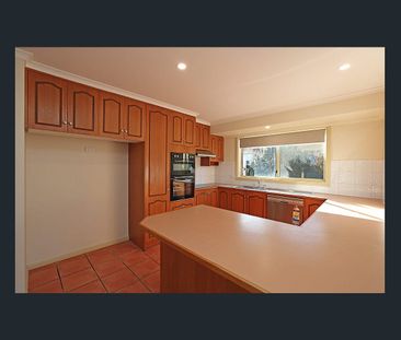 Stunning 4-Bedroom Family Haven with Huge Shed – Prime Location Nea... - Photo 4