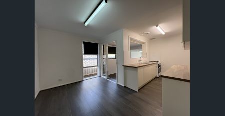 For Rent: Spacious Family Home in Sunshine - Photo 2