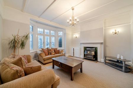 4 bedroom end of terrace house to rent - Photo 2