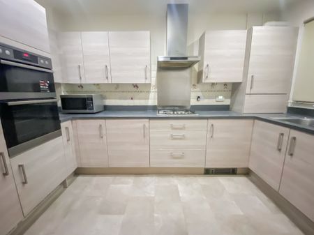 3 bed terraced house to rent in Denton Way, Langley, SL3 - Photo 2