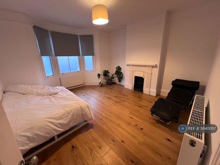 4 bedroom detached house to rent - Photo 4