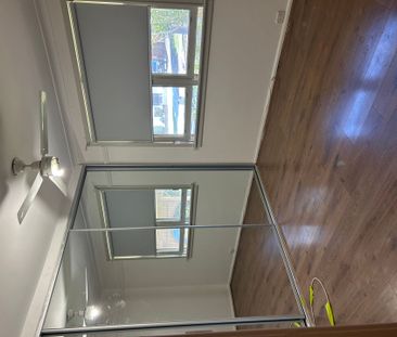 2 Bedroom House | Freshly Renovated | Convenient Location - Photo 5