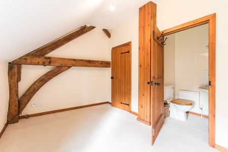 A well presented barn conversion with a wealth of character. - Photo 3