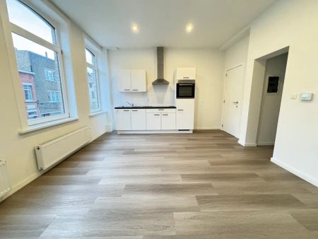 Gerenoveerd tweeslaapkamer appartement te Oostende. - Photo 3