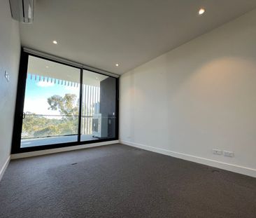 Cozy Two Bedroom Apartment in Prime Blackburn Location - Photo 5