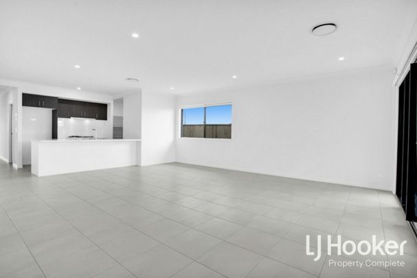 STUNNING FAMILY HOME IN FLAGSTONE WITH DUCTED AIR + QUALITY FINISHES! - Photo 1