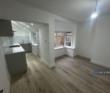 2 bedroom end of terrace house to rent - Photo 2