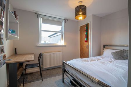 Brilliant six bedroom three story house - Photo 3