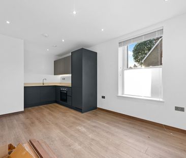 Harvest Lane, Thames Ditton, KT7 - Photo 2