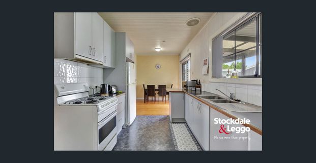 3 BEDROOM HOME- DOUBLE GARAGE & CARPORT! - Photo 1