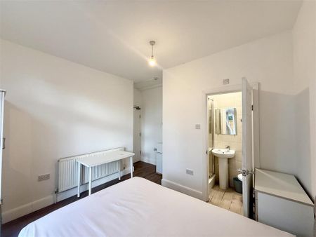 1 bedroom in a house share to rent - Photo 2