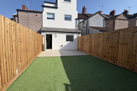 Modern Ensuite Near City Links - Photo 5