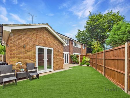 4 bedroom semi-detached house to rent - Photo 5