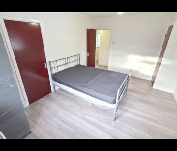 4 Bed Semi-Detached House, Christchurch Avenue, HA0 - Photo 5