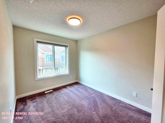 GREAT 3 BED PLUS BONUS RM, 2.5 BATH, 2 STOREY TOWNHOUSE W/A DOUBLE ATTACHED GARAGE IN THE COMMUNITY OF GRAYDON HILL - Photo 1