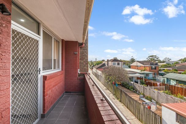 SPACIOUS 4 BEDROOM APARTMENT WITH A BALCONY & LOCK UP GARAGE - Photo 1