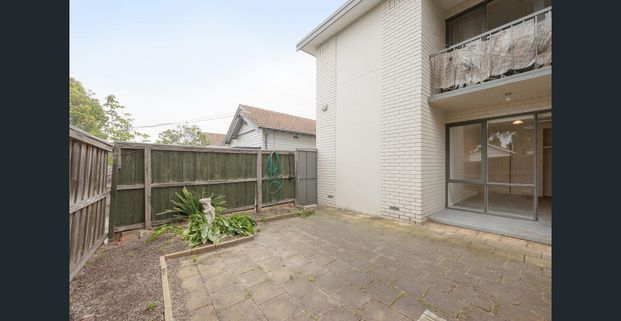 Quiet, spacious and modern! - Photo 1