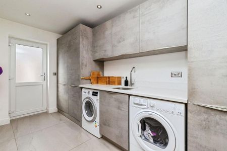 5 bedroom detached house to rent - Photo 2