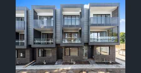 🏙️ Stylish Three-Storey Townhouse with Rooftop & City Views - Photo 5