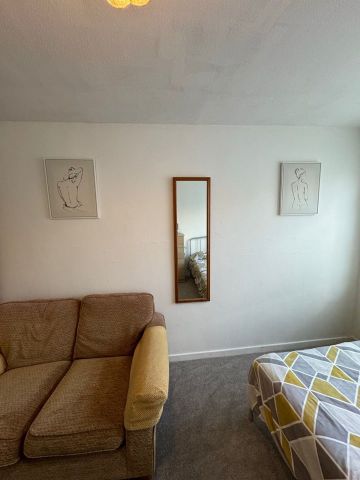 Room in a Shared House, Hoskins Close, E16 - Photo 4