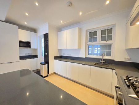 3 bedroom flat to rent - Photo 3