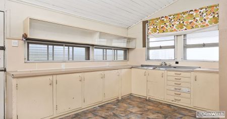 SPACIOUS WELL LOCATED HIGH SET GABLE HOME - 3 BED - STUDY - SUN ROOM - GOOD HEIGHT AND CONCRETE UNDER - - Photo 4