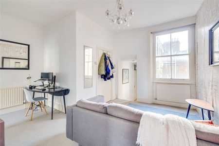 A conveniently located two bedroom first floor apartment on Fulham Road. - Photo 3