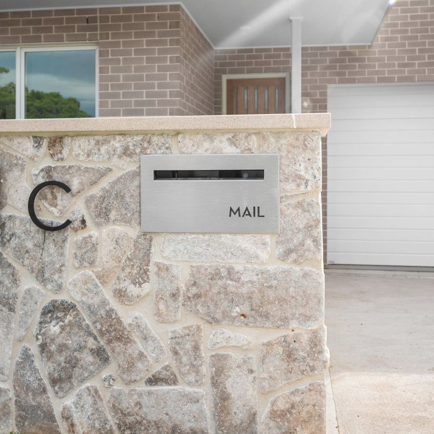 SOPHISTICATED & STYLISH 4 BEDROOM TOWNHOUSE - Photo 1