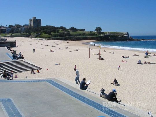 Stylish Beach Pad In Character Art Deco Block - Photo 1