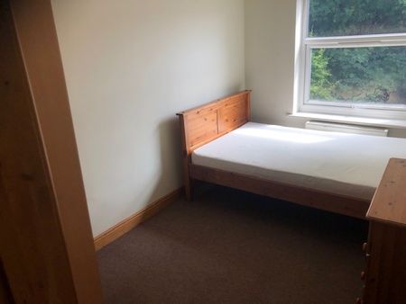 4 Bed Terraced House, Berkekey Road, SO15 - Photo 3