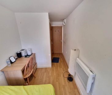 1 bedroom in a flat share to rent - Photo 4