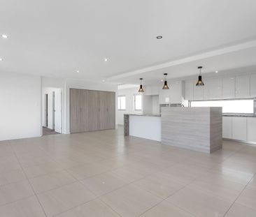 Convenient & Spacious Water View Apartment - Photo 1