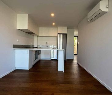 Spacious & Modern 3 bedroom, 2 bathroom townhouse - Photo 2