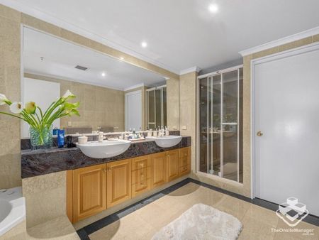 Two-bedroom pet-friendly gem in Macleay Tower - Photo 3