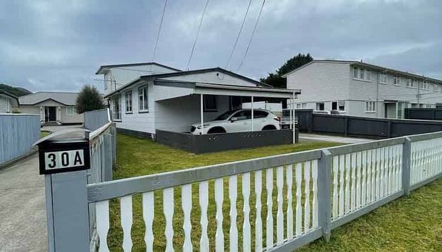 Sunny, Spacious 3-Bedroom Home near Trentham Park - Photo 1