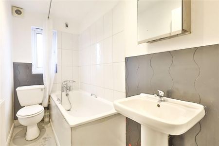 3 bedroom flat to rent - Photo 4